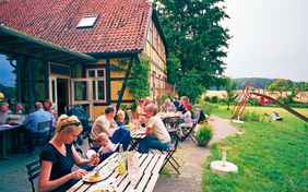 Genießen Sie die köstliche Bio-Vollpension mit Blick auf der Terrasse hinter dem Haus - Foto: Gerhard Westrich